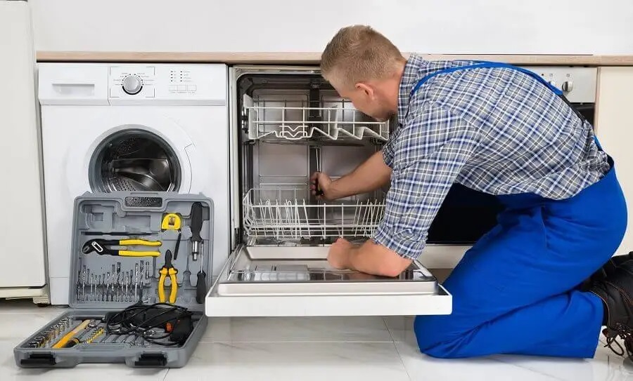 Elmadağ Gaggenau servisi teknisyen ekibi beyaz eşya tamiri yaparken